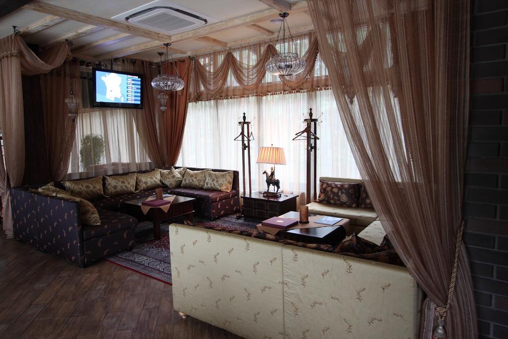 Park-Hotel Butenko Stable Protsev Exterior photo